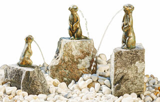 3 Gartenskulpturen / Wasserspeier "Erdmännchen auf Schwarzwaldgranit" im Set, Bronze