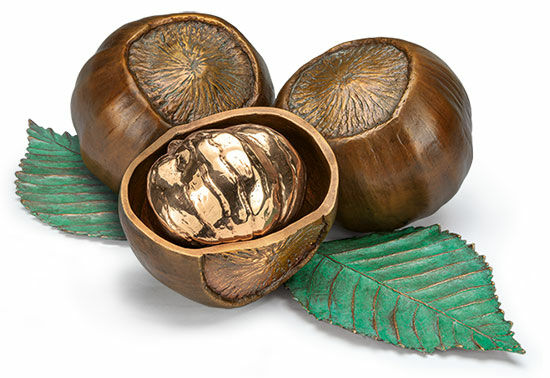 Gartenobjekt mit Schale "Haselnüsse", Bronze