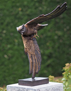 Gartenskulptur "Fliegende Eule" (ohne Steinsockel), Bronze