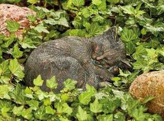 Gartenskulptur "Schlafende Katze", Bronze