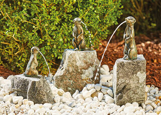 3 Gartenskulpturen / Wasserspeier "Erdmännchen auf Schwarzwaldgranit" im Set, Bronze