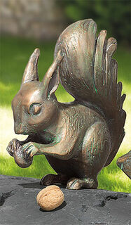 Gartenskulptur "Eichhörnchen mit Nuss", Bronze
